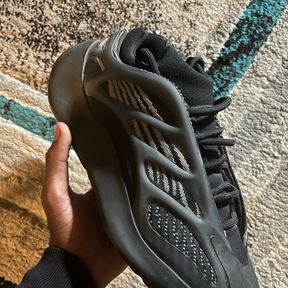Yeezy 700 size 9.5
